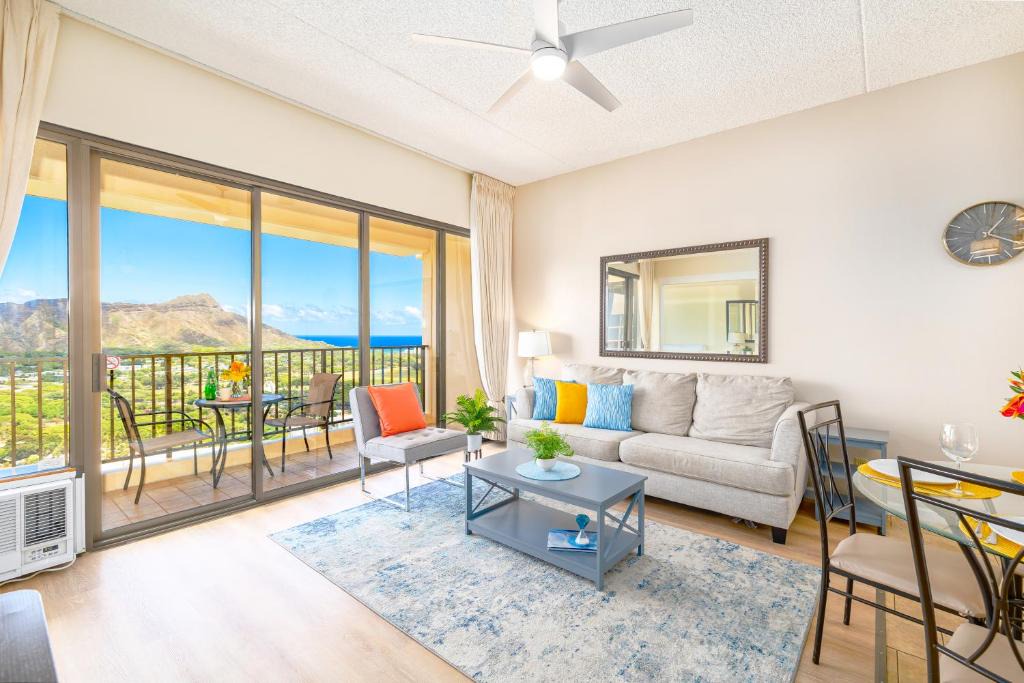 Waikiki Apartment | Sky-high condo with lanai & beach access