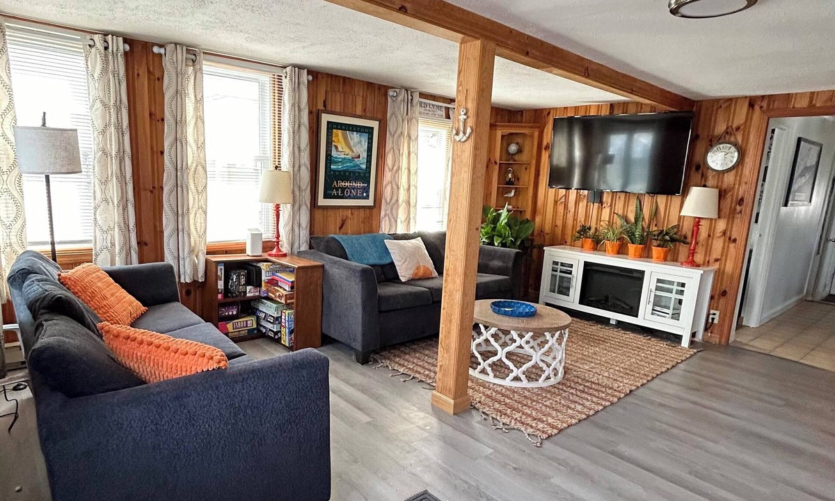 Old Lyme Cottage | Sky of Blue, Sea of Green - family and pet friendly - walking dist from Beach!