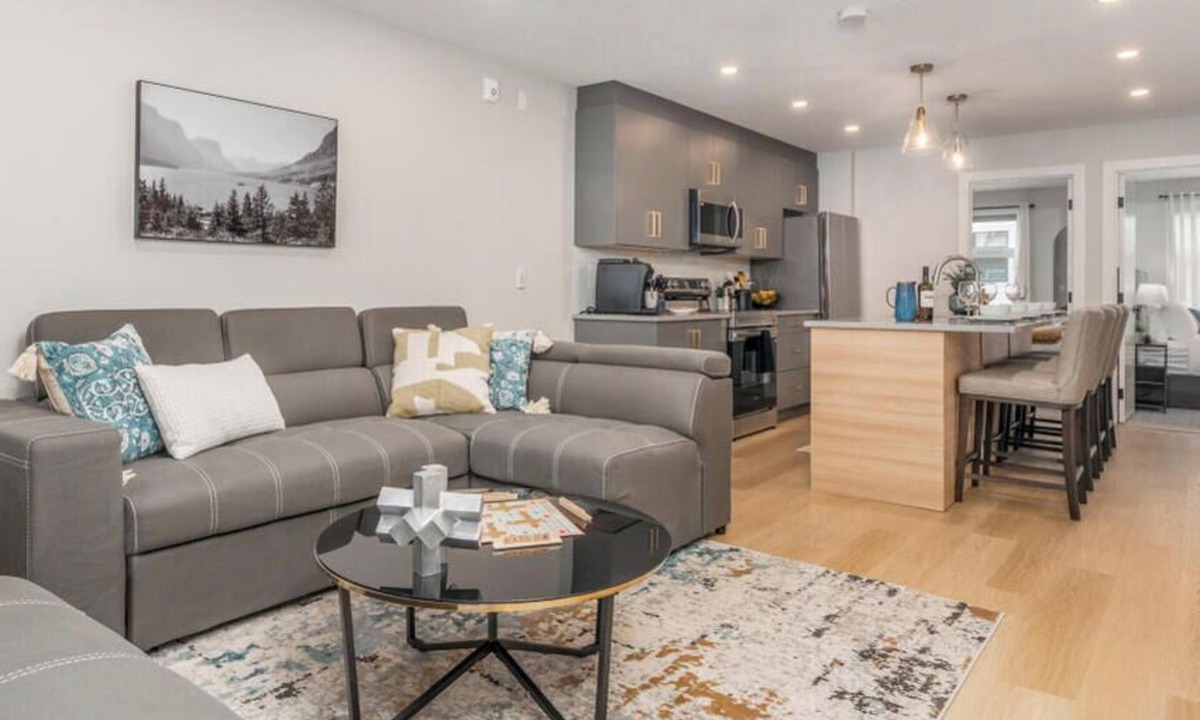 Harvie Heights Apartment | Sky Ridge Heights| Outdoor Hot Tub | Parking