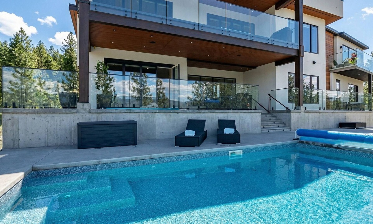 Okanagan-Similkameen House | Sky view Retreat with pool, movie theatre and views