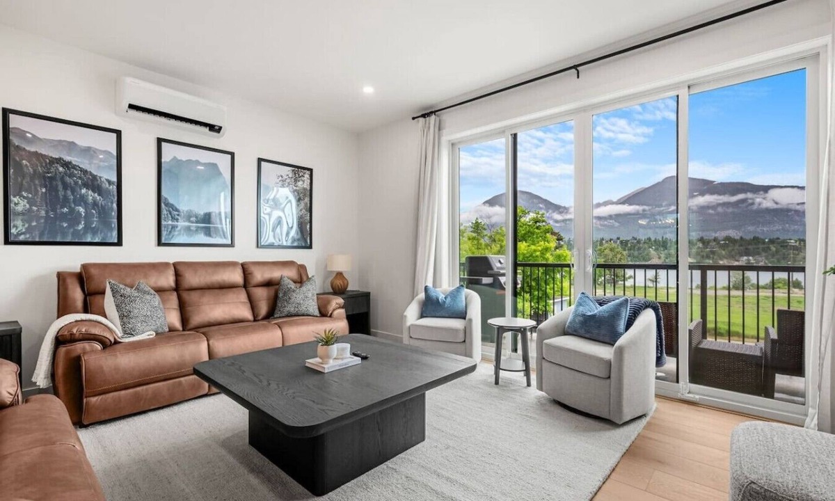 East Kootenay Villa | Skydeck | Lake & Mountain Views | Rooftop Patios
