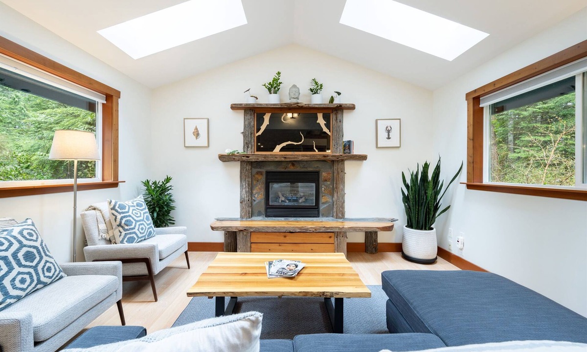 Tofino House | Skylight Cottage- Mackenzie Beach, Private Hot Tub