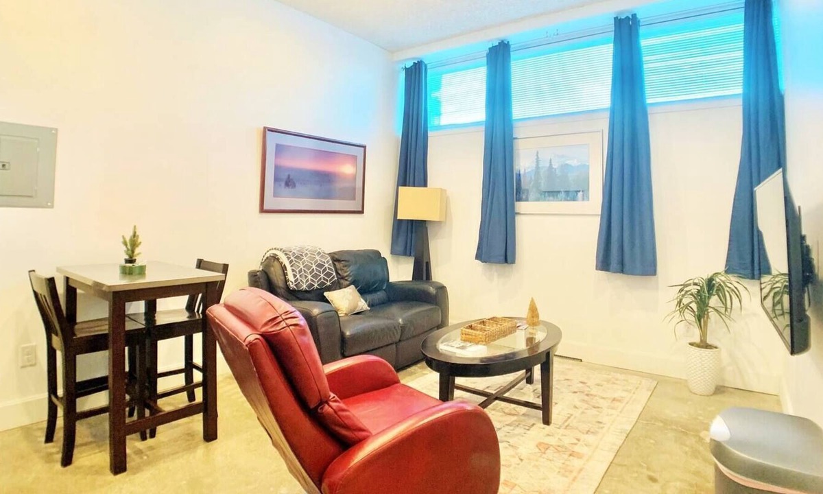 Downtown Anchorage House | Skyline 104: Modern 1-Bedroom Suite