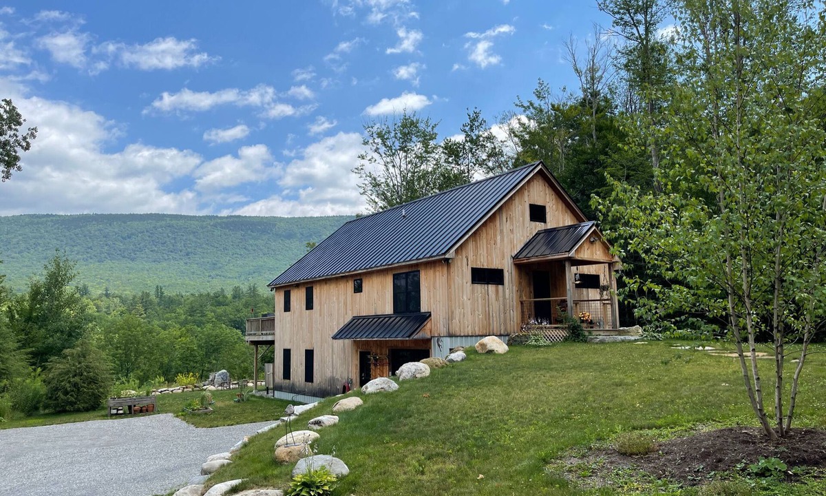 Sunderland Cabin | Skyline Cabin: Panoramic Mountain Views, Hot Tub, Fire Pit, Skiing, Manchester