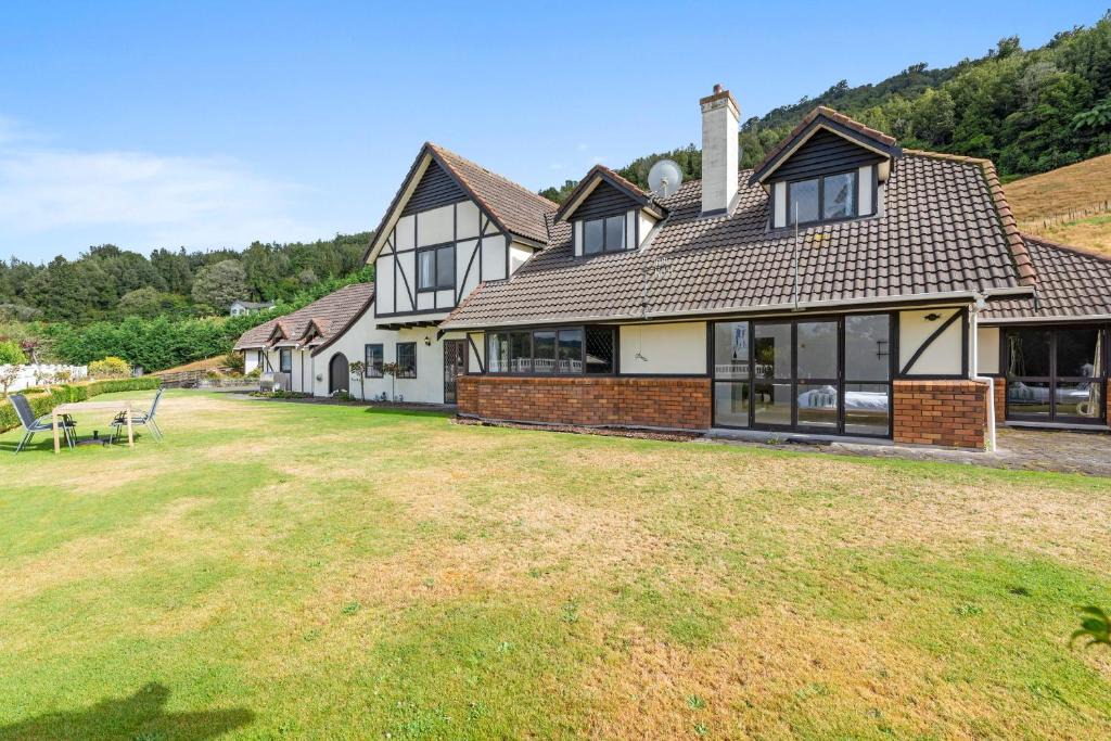 Rotorua Villa | skyline mountain view Lodge up to 16 people