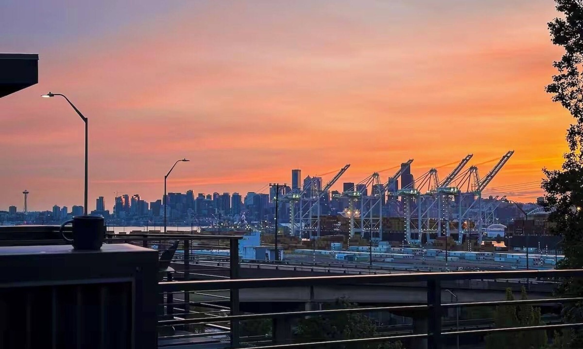 North Admiral House | Skyline Rooftop Lounge, BBQ + Fire Pit, Near FIFA, with AC!