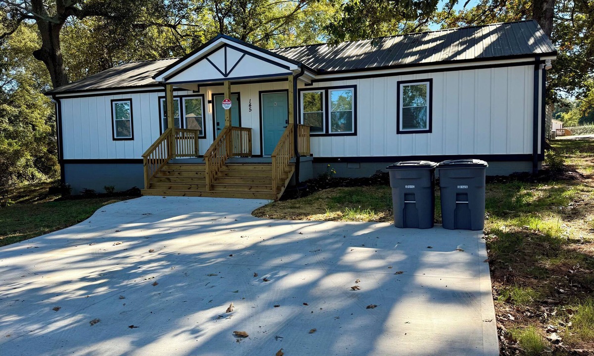 Woodside Cotton Mill Village Historic District House | Skyline Split A Retreat Close to Everything You Need! Quiet, Clean & Convenient.