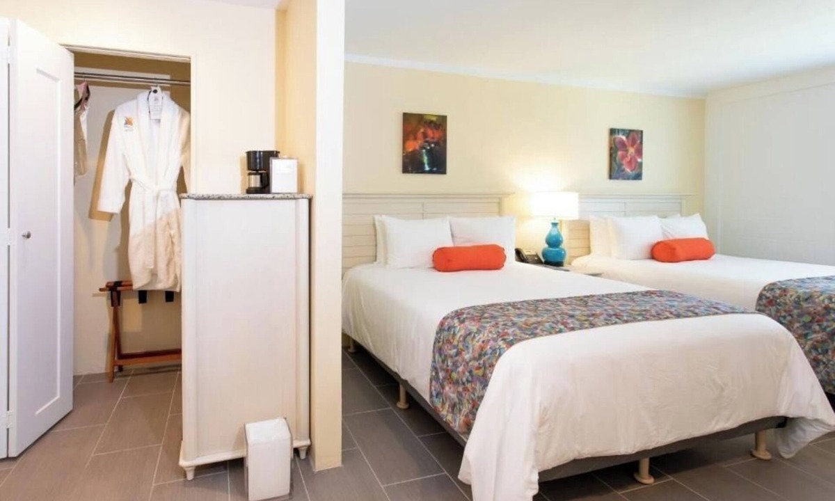 Estate East Street Hotel | Skyline Strolls | 3 Queen Rooms + Art, Culture & Cafes