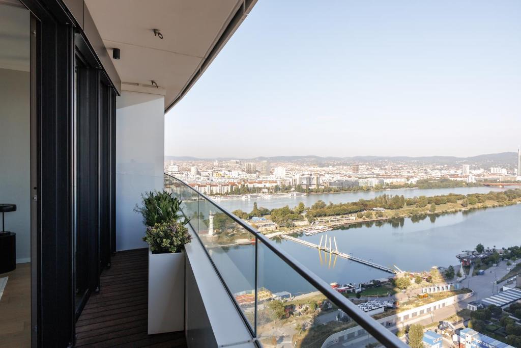 Kaisermuhlen Apartment | Skyline Suite - Danube-View Balcony & Pool