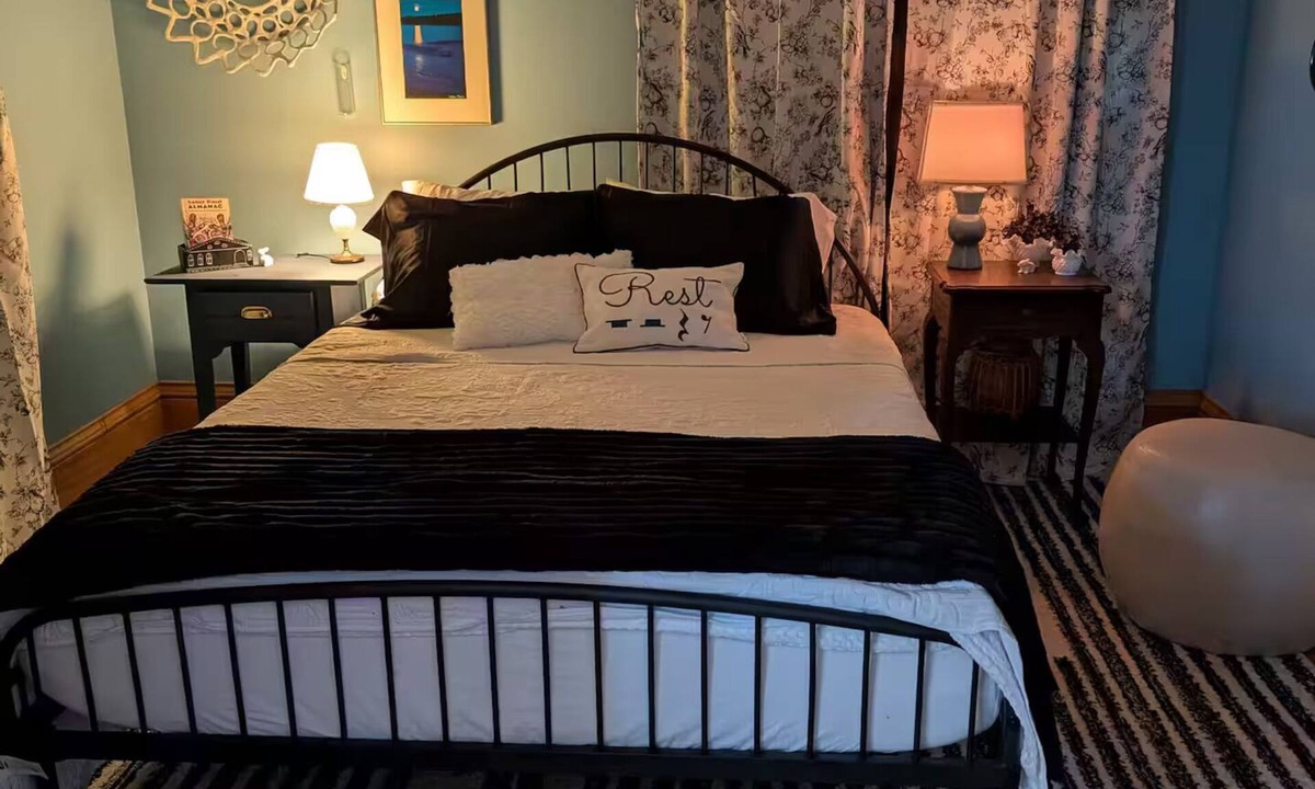 Merriam Park Apartment | Skyline Suite for 4+ with Private Balcony & Large Shared Fenced Yard