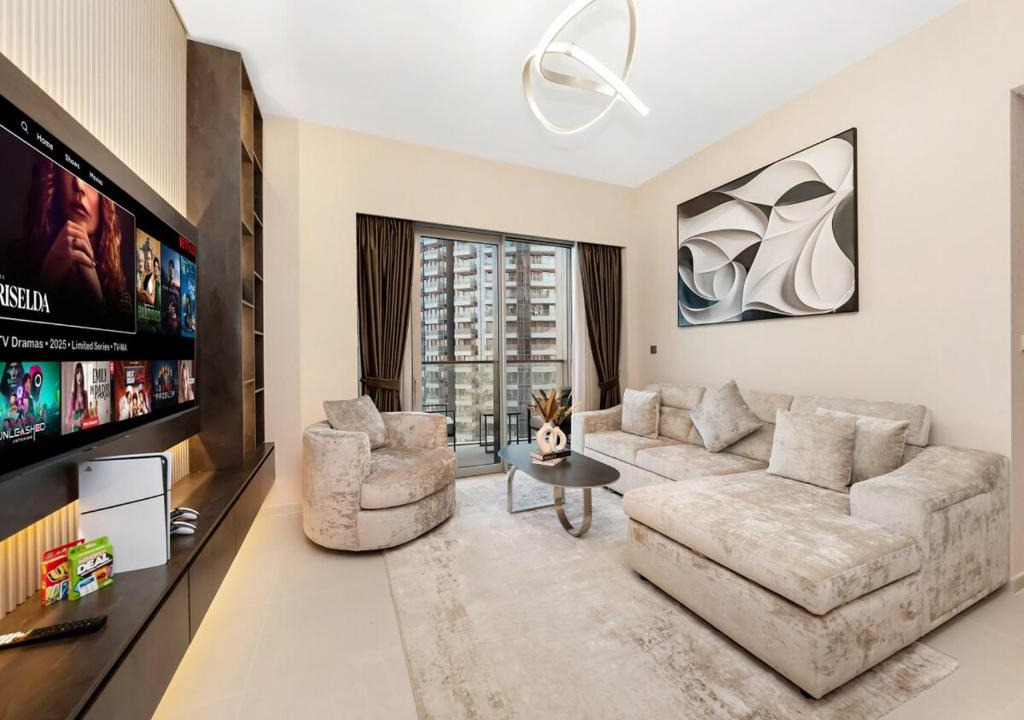 Downtown Dubai Apartment | Skyline View - 2 Balconies - Pool plus Gym - Sleeps 8