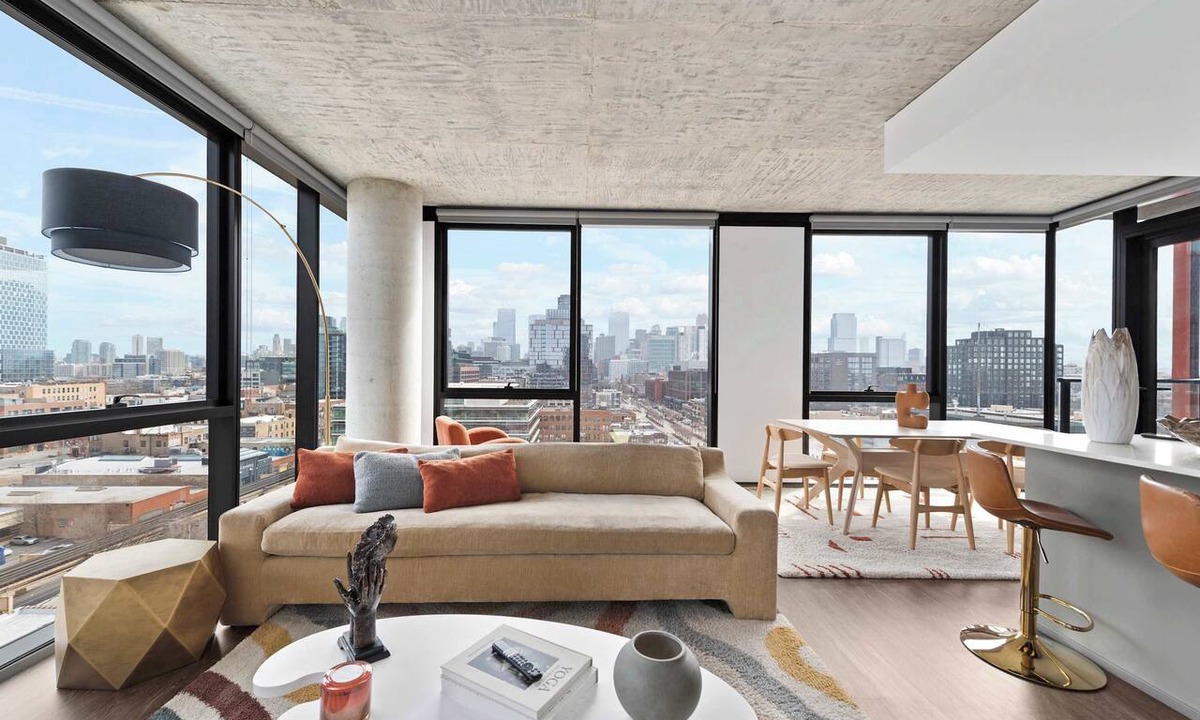 West Loop Apartment | Skyline Views in 3BR Apartment w/Top Amenities
