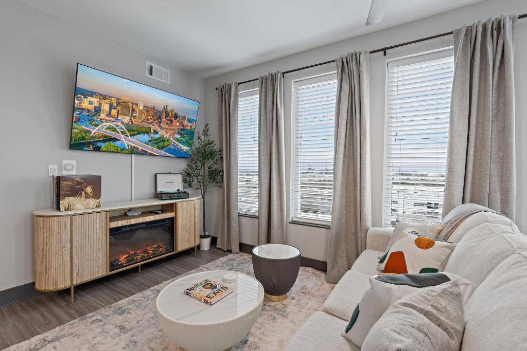 West End Apartment | Skyline Views & PoolMins to Vanderbilt