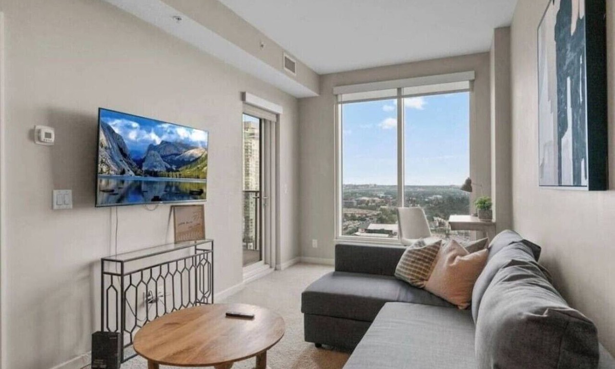 Victoria Park Apartment | Skyline Views| Walk to Saddledome | AC| UG Parking