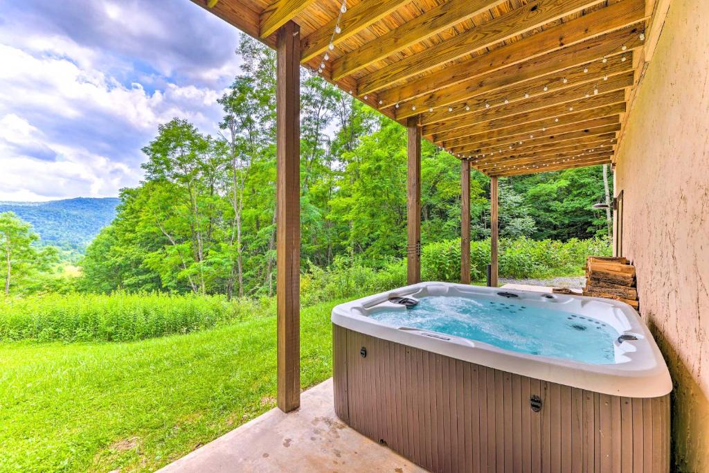 Slatyfork Farm House | Slaty Fork Escape w/Mountain View + Hot Tub!
