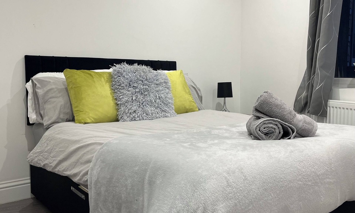 Waddon Apartment | Sleek 2 Bed Oasis Croydon -Sunset views - Sleeps 6 - Family Friendly