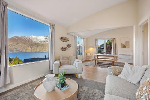 Fernhill House | Sleek Alpine 4BR Panoramic Queenstown Views