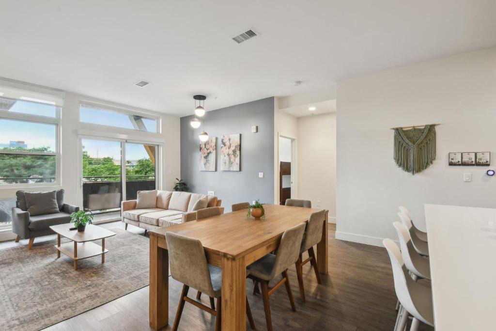 Highland House | Sleek & Chic Vibes | Spacious 2BR LoHi Loft | Rooftop