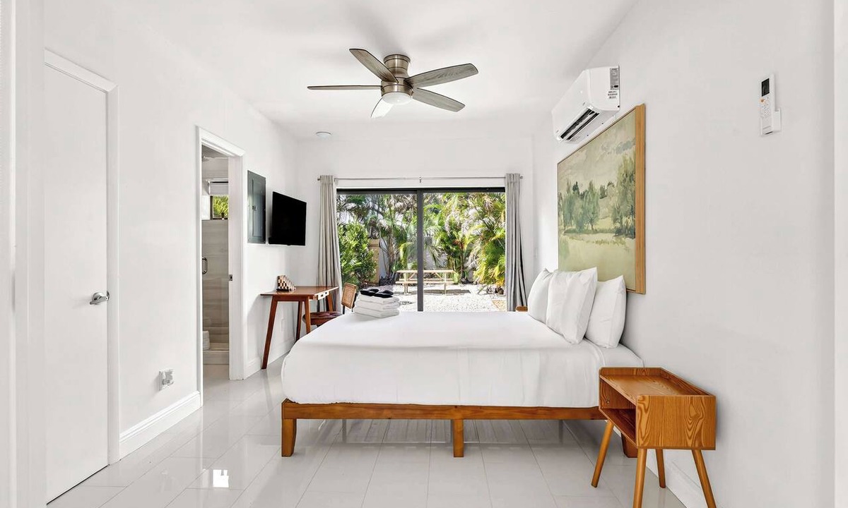 Beverly Heights Apartment | Sleek Kitchenette & Queen Bed