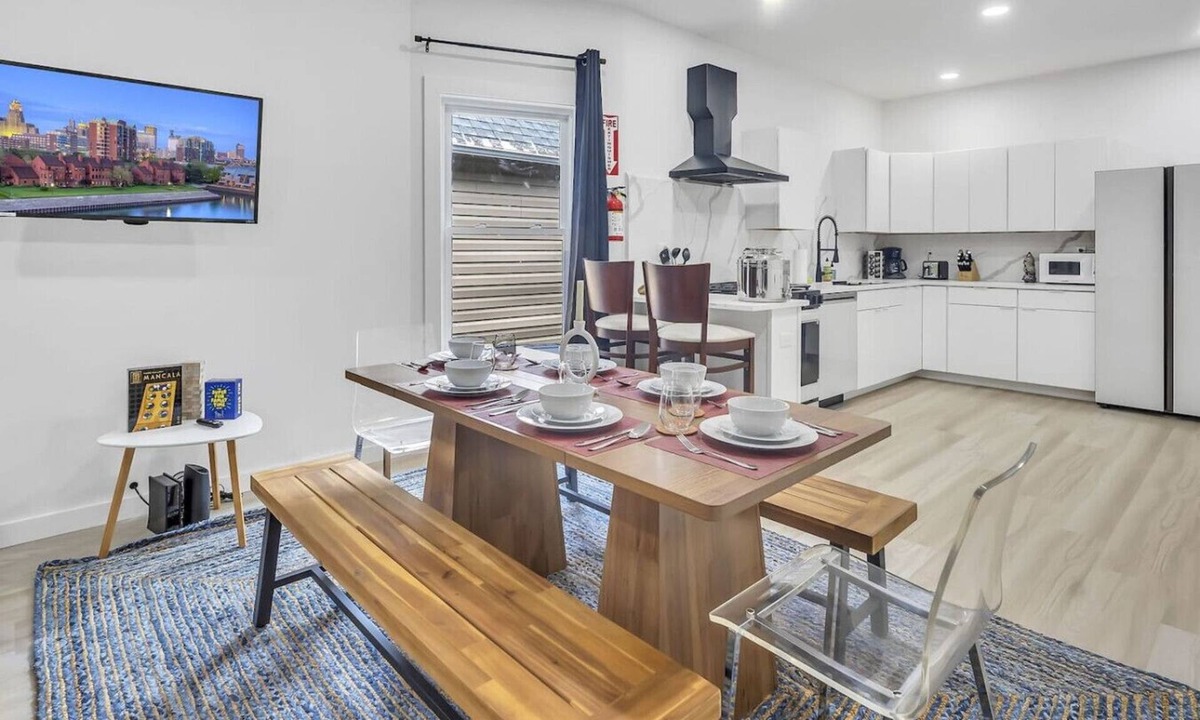 Front Park Apartment | Sleek & Modern Full House Dtwn