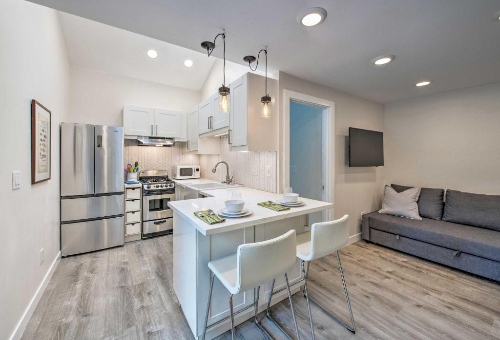 Haller Lake House | Sleek Modern Home with Patio, 8 Mi to Dtwn Seattle!