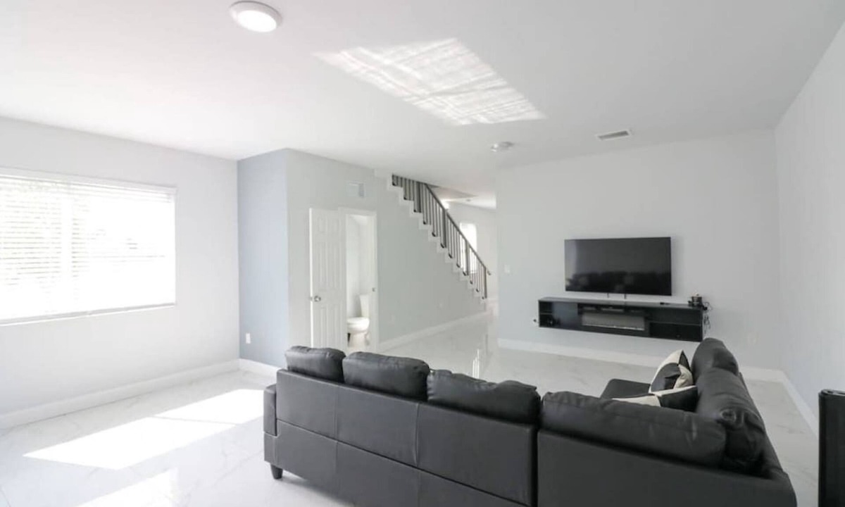 Allapattah House | Sleek & Modern Townhome & Shared Backyard Oasis