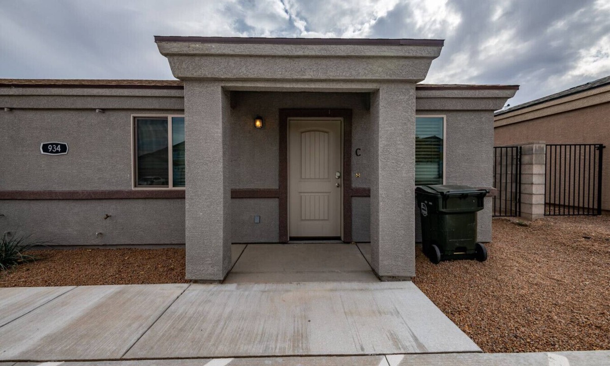 Kingman House | Sleek & Modern Triplex | Private Yard & Top Amenities