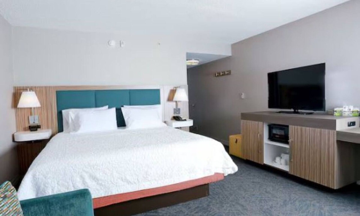 Wesley Chapel Hotel | Sleek Room for Couples Close to Saddlebrook Golf and Busch Gardens