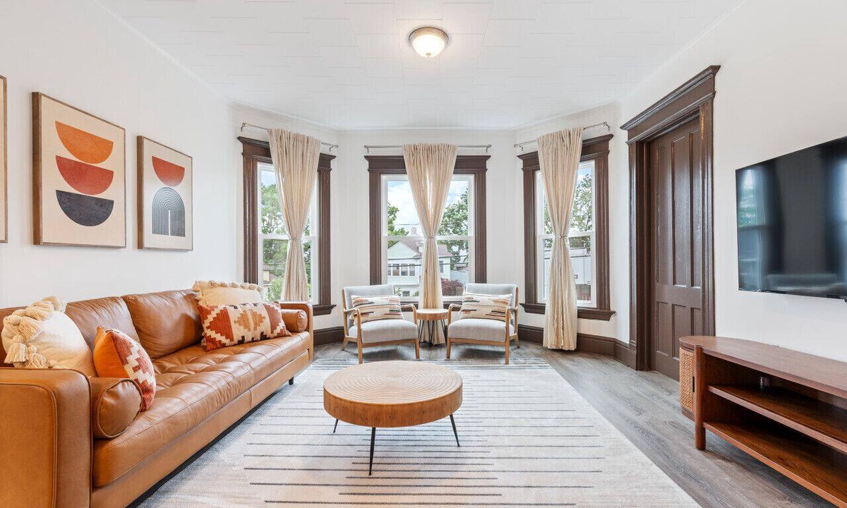 Westside Apartment | Sleek Space: Open & Airy, Close to Key Spots