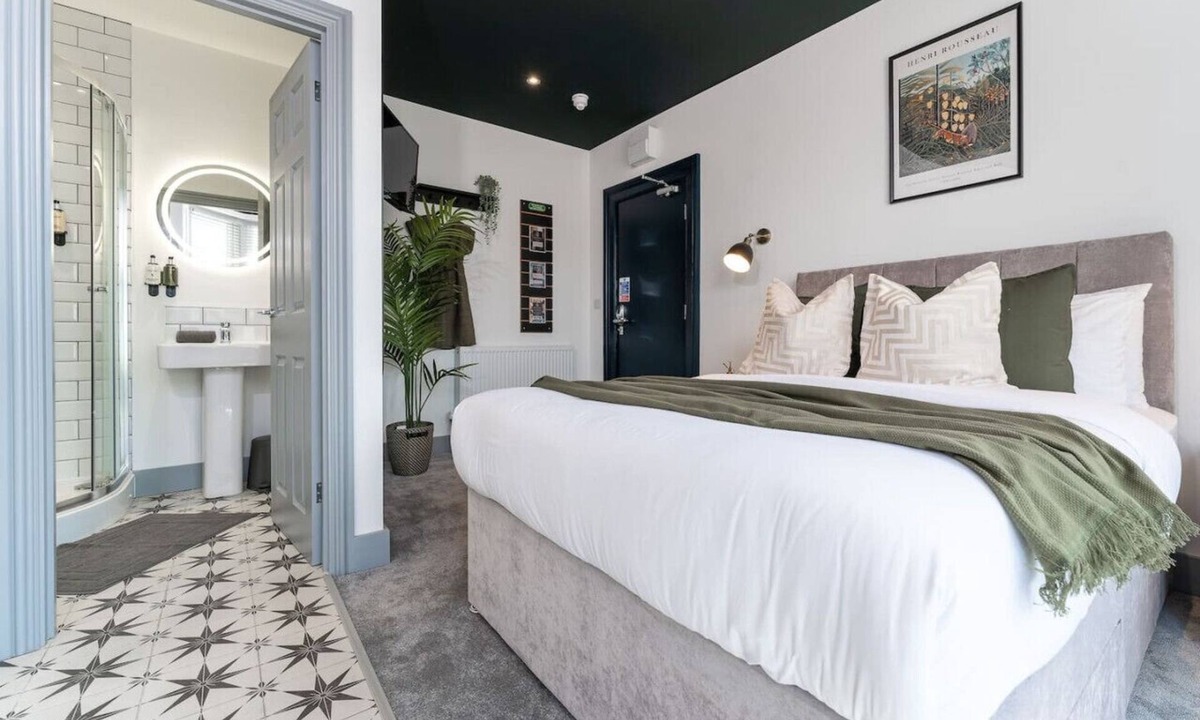 Southampton Apartment | Sleek Studio; Long Stay Discounts, Free Parking