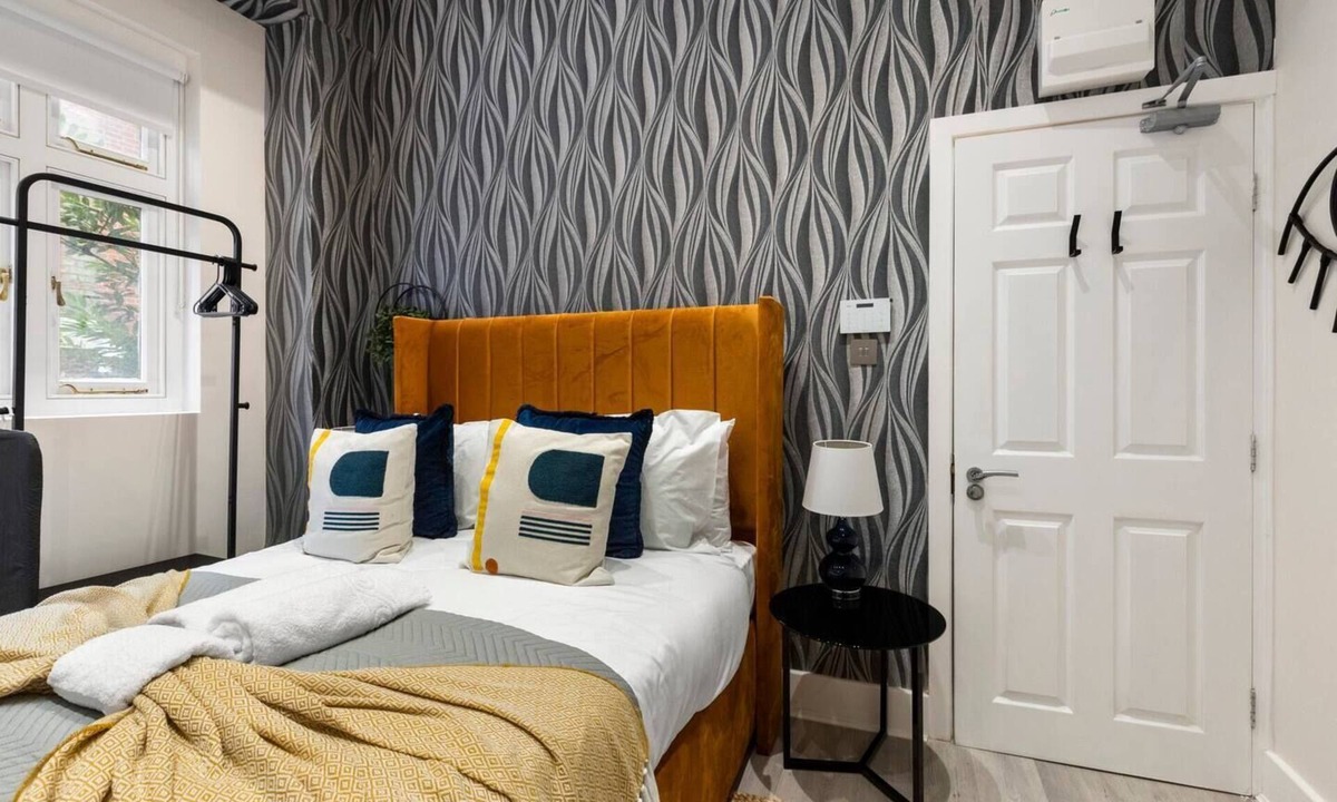 Crystal Palace Apartment | Sleek Studio Minutes Walk From Train Station