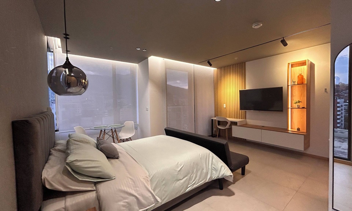 Financial District Apartment | Sleek Studio Suite | Panoramic Quito Views | Walk to La Carolina Park