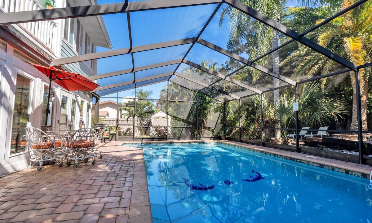 Largo House | sleep 18, Heated Pool, Tiki, 5 min to Beach, Kayak