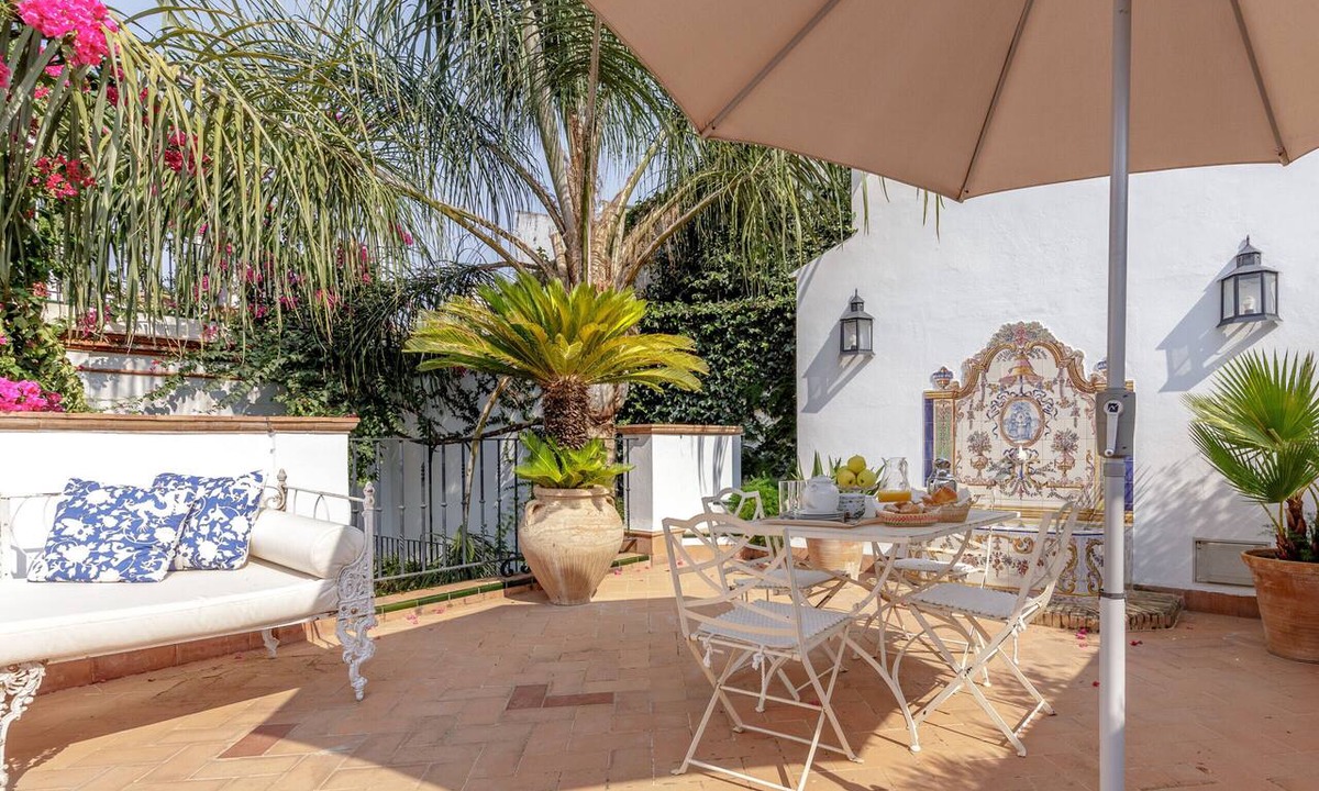 San Bartolome Apartment | Sleep in a 17th century stately palace home