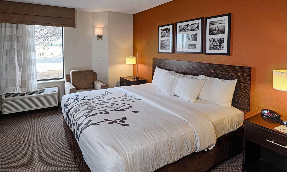 Pine Forest Hotel | Sleep Inn & Suites Spring Lake - Fayetteville near Fort Bragg