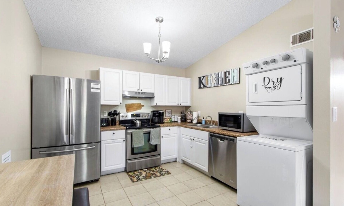 Brent Apartment | sleep6~22 min 2 Beach~Self check in~BBQ~WiFi