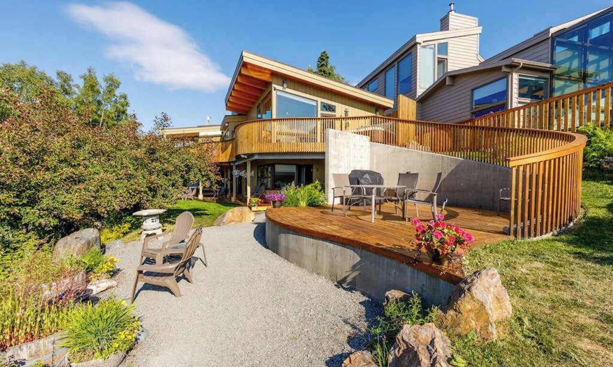 Downtown Anchorage House | Sleeping Lady Retreat | Chef's Kitchen | Views