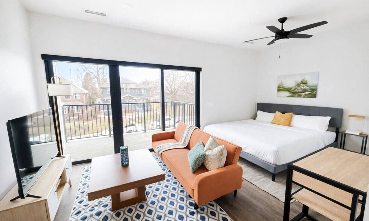 Dundee-Happy Hollow Historic District Apartment | Sleepover | Chic Studio + Gym/Sauna - Omaha
