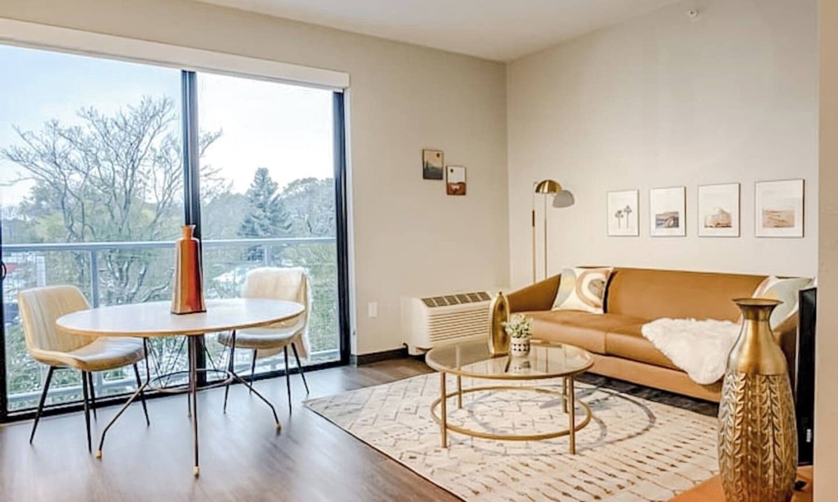 Des Moines Apartment | Sleepover | Private 1BD/1BA - Downtown Des Moines