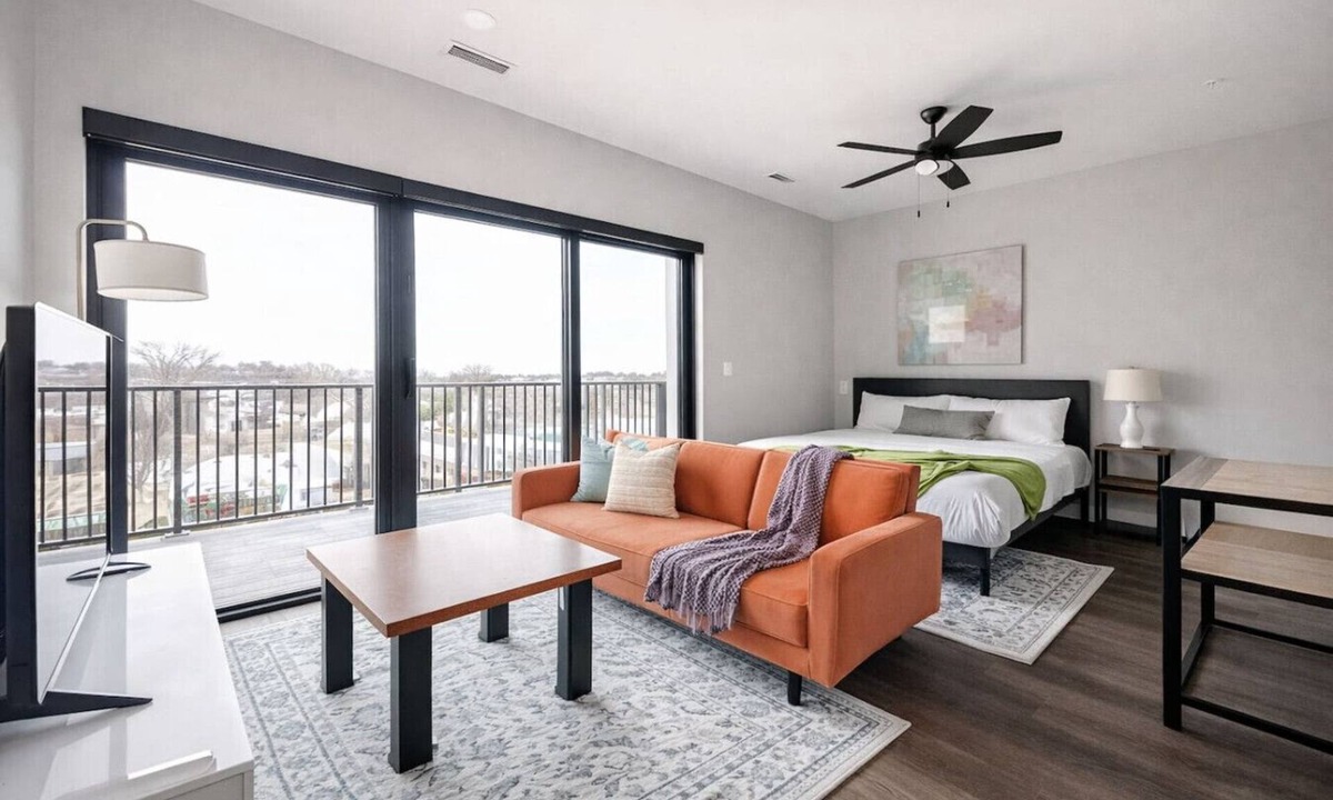Dundee-Happy Hollow Historic District Apartment | Sleepover | Stylish Studio + Gym/Sauna - Omaha