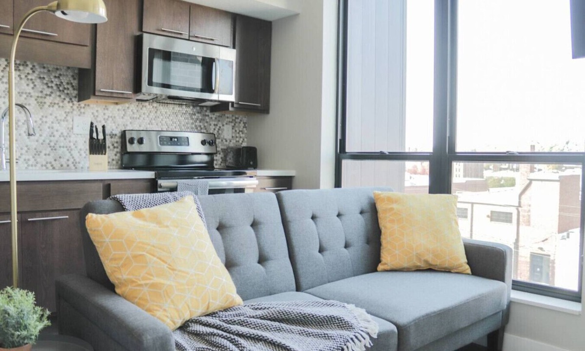 Downtown Des Moines Apartment | Sleepover | Vibrant Studio - Downtown Des Moines