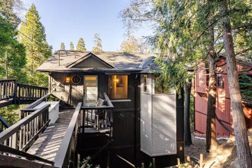 Crestline House | Sleeps 10 Cozy Modern Cabin 4 bedroom 3 bath 2400 sq ft 3 story Updated Quiet cabin