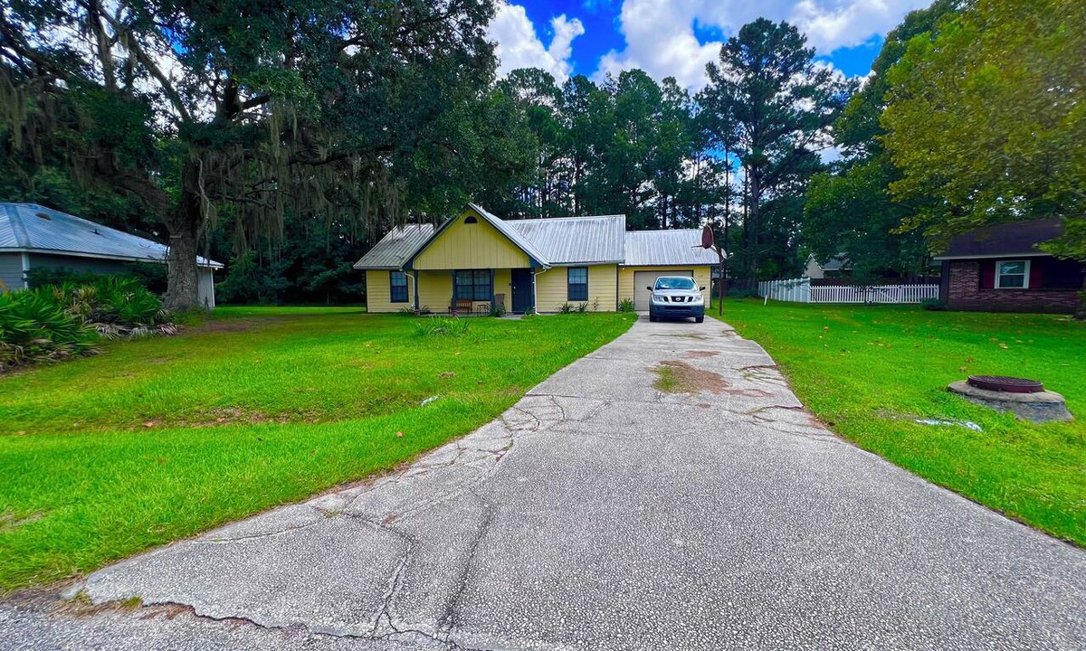 Kingsland House | Sleeps 10 Near HWY I-95,40,17 & Kings Bay navybase,Cumberland Island,JAX airport