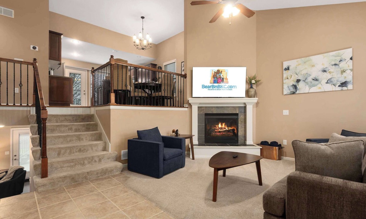 Olathe House | Sleeps 10. Patio & Deck. Ready for FIFAWorld Cup!