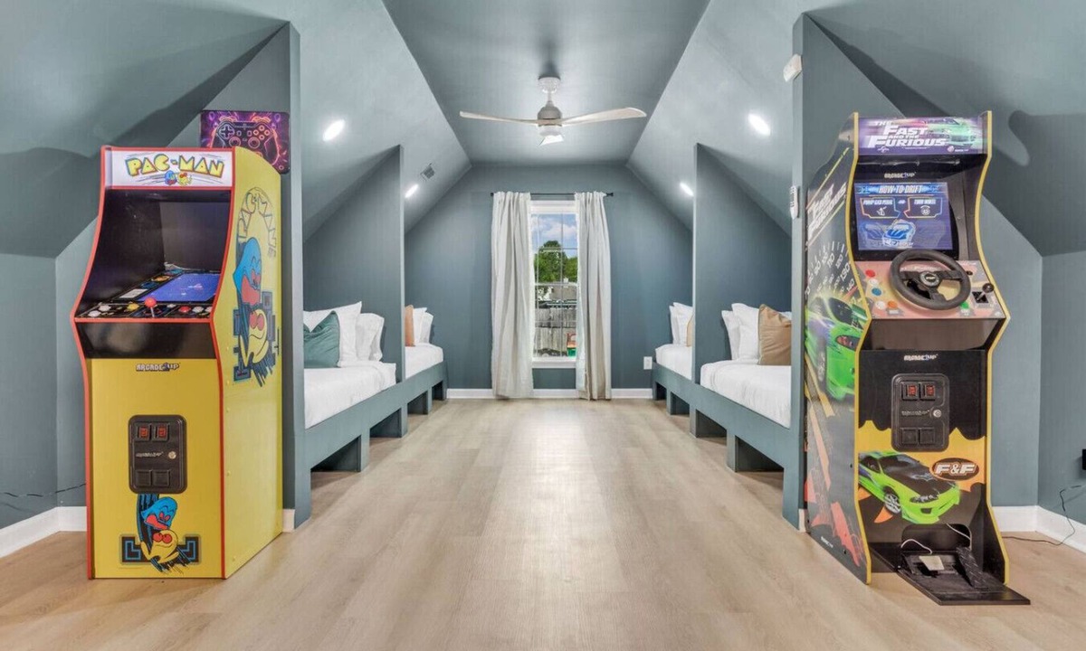 Spring Hill House | Sleeps 10, Putt Putt Course, Arcades & Cul-de-sac