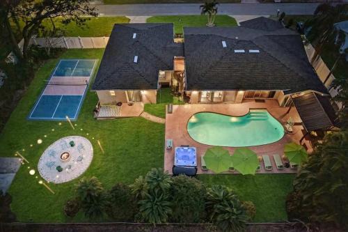 Largo House | Sleeps 12 Heated Pool Pickleball Hot Tub Fire Pit