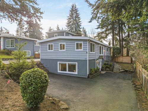 Hillwood House | Sleeps 18 Triplex 9BR 3 Kitchens 1 Yard