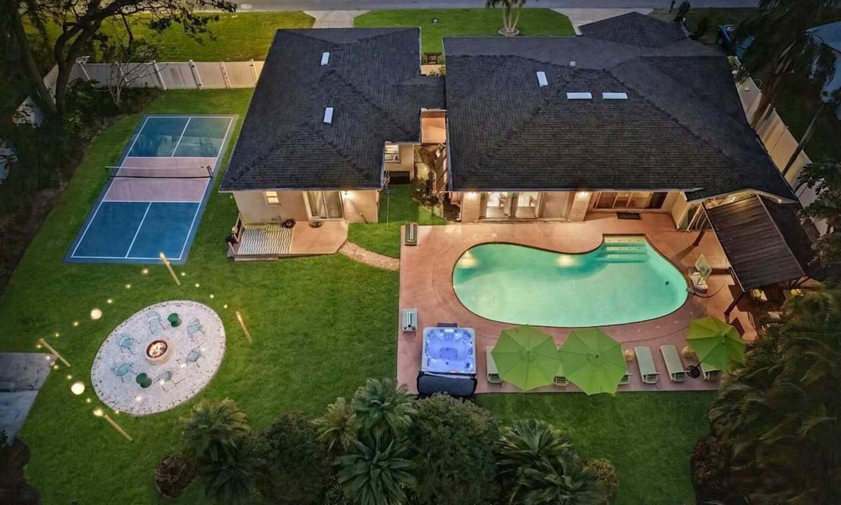 Largo House | Sleeps 20~Heated Pool~Pickleball~Hot Tub~Fire Pit