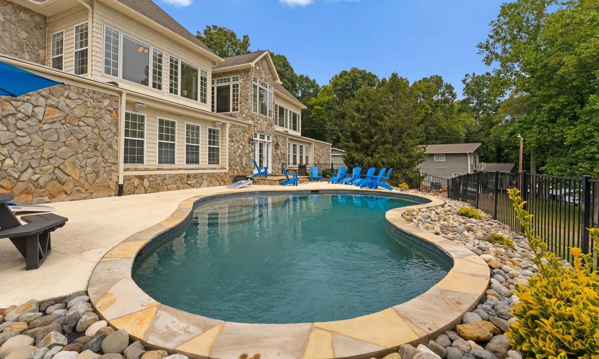 Troutman House | Sleeps 20! Lakefront + Private Dock + Pool | Whitetail Cove By AvantStay