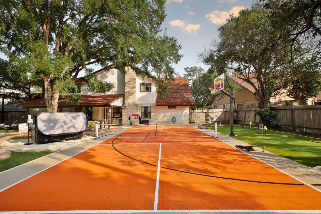 North San Antonio - SAT House | Sleeps 20 Sport Court Pool Hot Tub Putt Putt Games